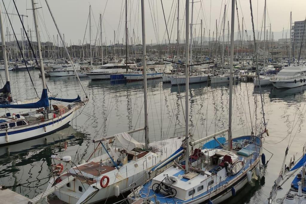 فندق Precioso Barco En Barcelona بادالونا المظهر الخارجي الصورة