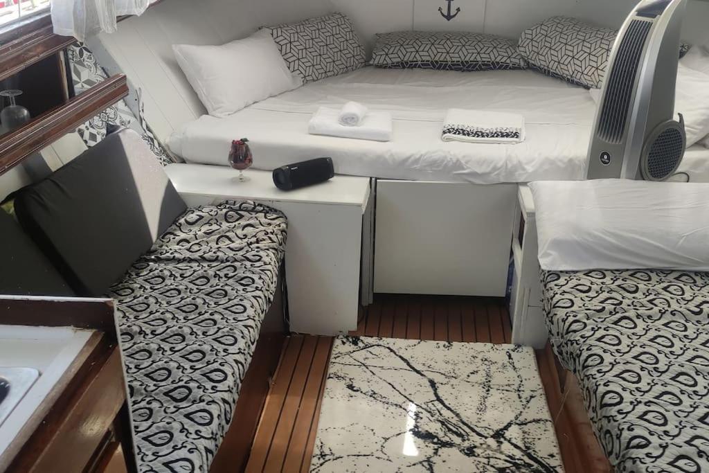 فندق Precioso Barco En Barcelona بادالونا المظهر الخارجي الصورة