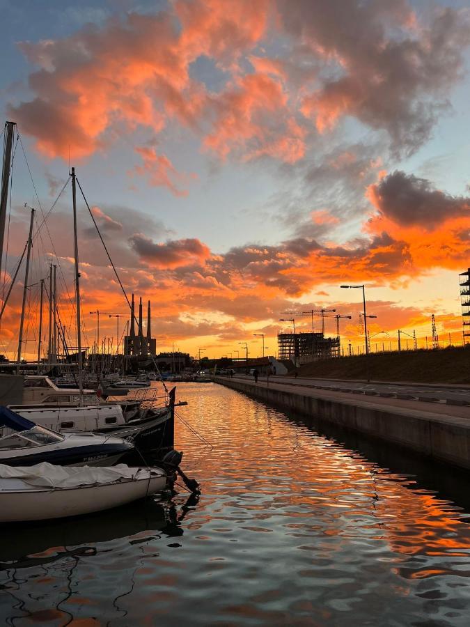 فندق Precioso Barco En Barcelona بادالونا المظهر الخارجي الصورة